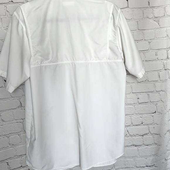 Columbia Men's White Performance  Wear Breathable Short Sleeve Button Down Shirt - Picture 6 of 6